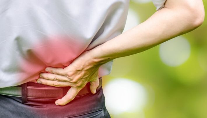 5 أخطاء نرتكبها أثناء العمل تؤدي إلى آلام الظهر