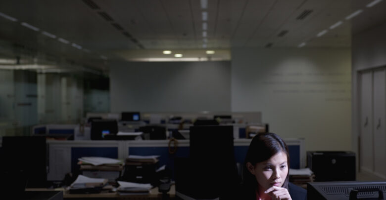 دراسة تحذر من تداعيات عمل المرأة في نوبات ليلية