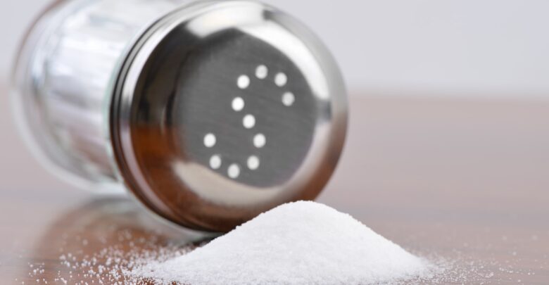دراسة حديثة تحذر من خطورة الإفراط في تناول الملح