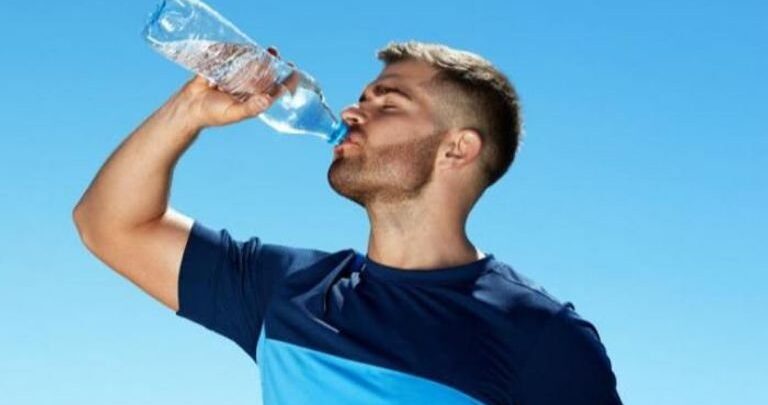 كم يحتاج الجسم من الماء خلال فترة الصيف؟