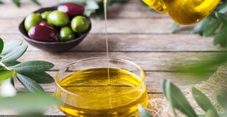 ماذا يحدث لجسمك عند شرب زيت الزيتون على الريق؟