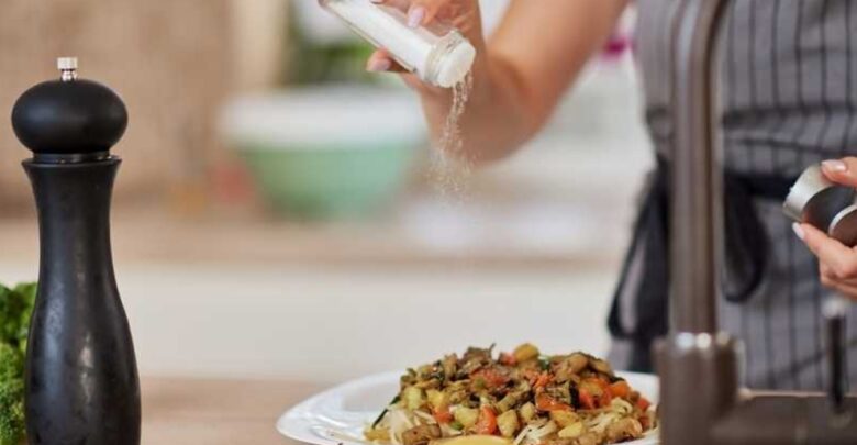 دراسة حديثة: تجنبوا إضافة الملح إلى الطعام لعمر أطول