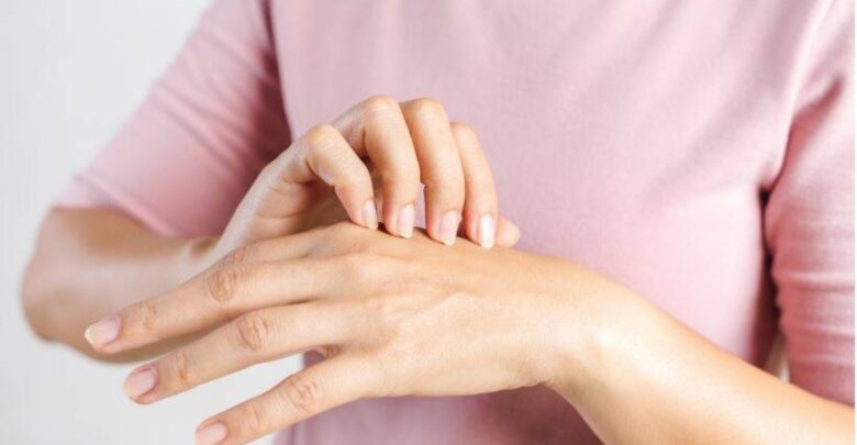 دراسة: الجلد يمتص مواد كيميائية خطيرة من الملابس وبعض المنتجات